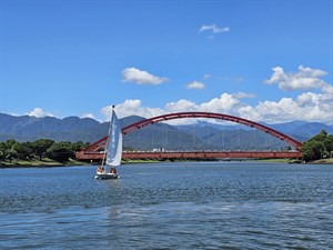 風帆上的冬山河利澤簡橋