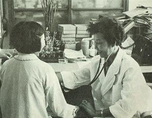 許世賢醫師為病患診治