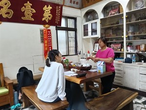 茶行老闆娘講述歷史故事
