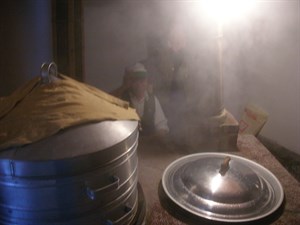 林萬春於新瓦屋修復工程結束後使用爐灶