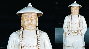 霞海城隍祖廟所在之霞城為施琅將軍所建，故供奉其像以紀念。