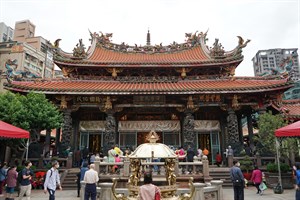 廖石成與陳己堂重建艋舺龍山寺大殿