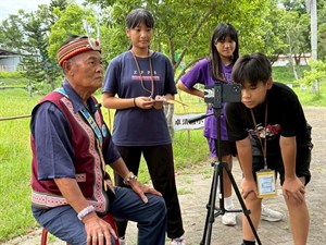 分組拍攝，透過與人物的互動，他們更加理解在地文化的深度與感動