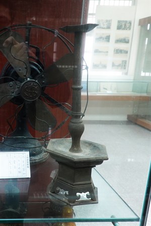 館藏早期錫製六角立柱式油燈