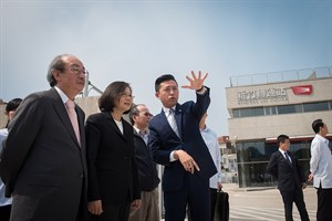 在擔任立法委員時，柯建銘（左一）和蔡英文分別擔任民主進步黨立法院黨團正副總召集人
