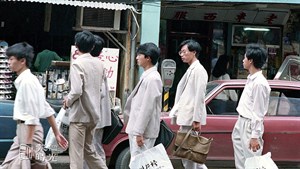 1980年代西門町逛街、玩樂的學生，手上拎著剛購買的訂製制服