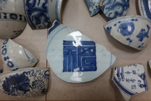 館藏古笨港遺址青花釉下彩瓷殘片