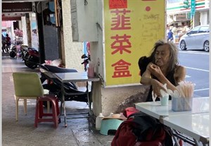 在小吃店門口的遊民