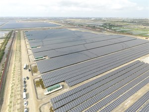 (被光電板完全覆蓋的農地)