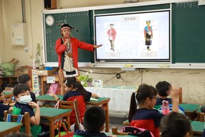 鄒族山林教室體驗活動到校辦理文化講座（傳統服飾）