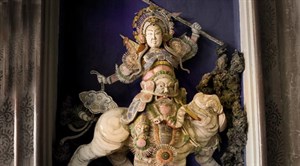 拜殿內牆上日治時期著名匠師陳天乞作剪黏裝飾；圖為「吉慶」。