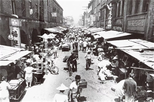 民國66年基隆愛四路上的攤販景象