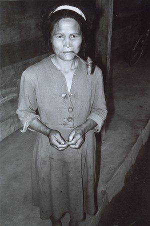 布農族部落抽菸斗的婦人