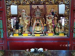 後殿三樓奉祀玉皇上帝、三清道祖，前排龍邊方奉祀南斗星君，前排虎邊方奉祀北斗星君。