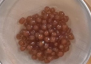 時間到後關火，把蓋子蓋好燜15分鐘後，瀝出珍珠