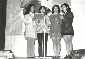 王慧美（右一）在北門嶼教會聖誕晚會中與同事歌唱