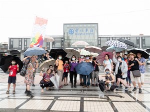 活動在彰化火車站揭開序幕 細雨中彷彿透露著百年前的情節畫面