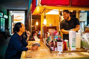 「空腹虫大酒家」是少見的傳統市場餐酒館