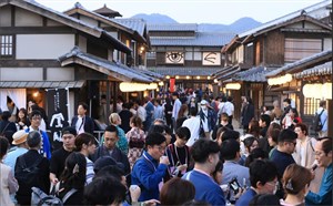 日本觀光景點湧入過多觀光客