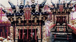 近年台北霞海城隍出巡所乘之八抬大轎雕造華美。