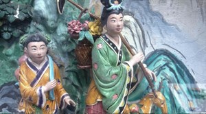 拜殿虎邊柱上的麻姑獻壽交趾陶裝飾。