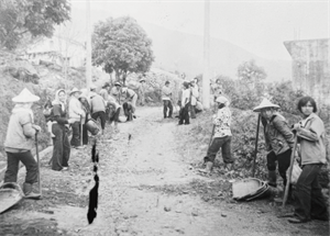 民國60年建山部落弟兄姐妹開墾建山國小道路。照片提供：陳斯惠