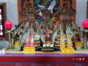 後殿三樓虎邊神龕，奉祀五方大帝，照片由左至右，分別為北方玄靈帝君、西方皓靈帝君、中方元靈帝君、南方丹靈帝君、東方青靈帝君。五方大帝在民間比較少看見有雕金尊，還蠻特別的。