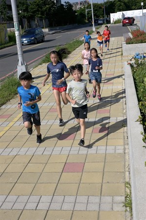 國小校外跑步
