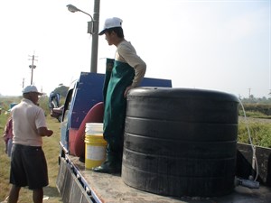 備有氧氣的運魚水槽