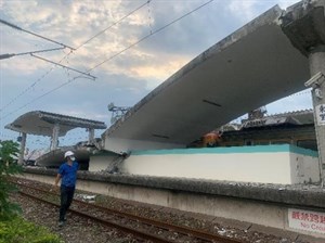 花蓮縣富里鄉東里車站於震後倒塌