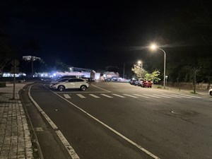 晚上的馬路變成夜市的停車場