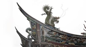 拜殿正脊尾端之上和垂脊排頭裝飾十分華麗。
