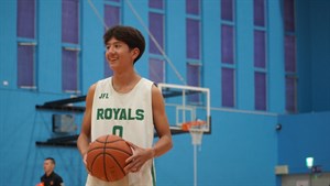 在外面參加籃球隊