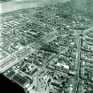 1963年艋舺與西門町空中照，圖片中央幾棟為中華商場