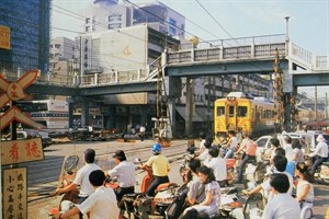 柴油客車組駛過中華商場4棟旁平交道