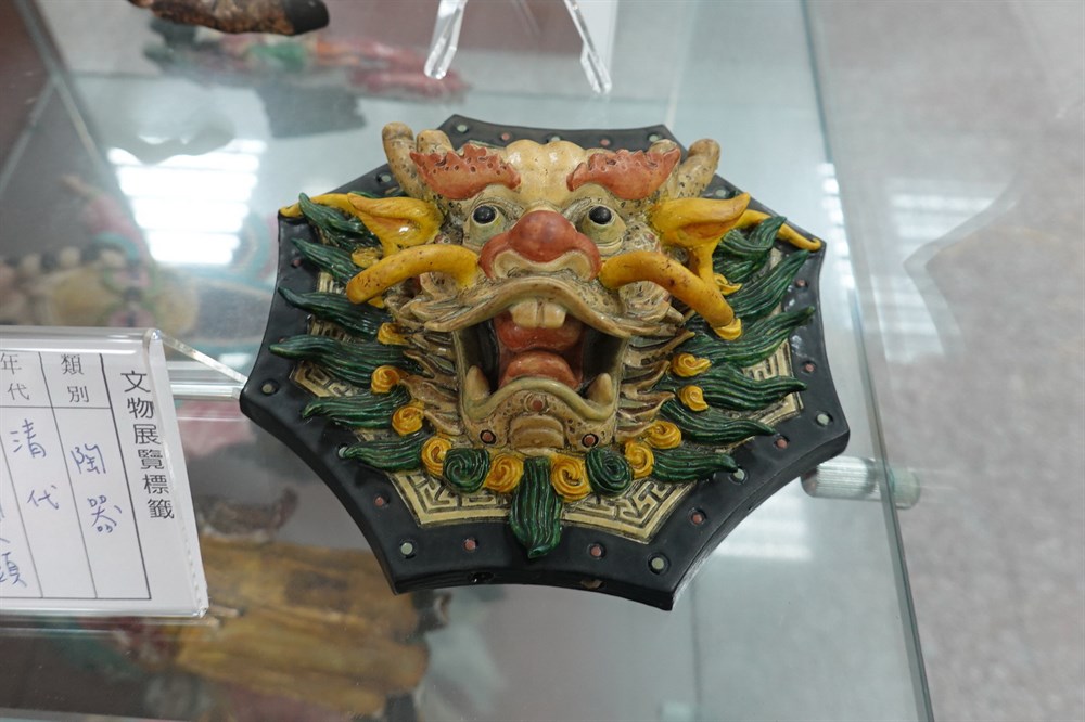 北港高中鄉土文物館館藏文物：八卦獅、咬劍獅交趾陶- 時空旅行社｜國家