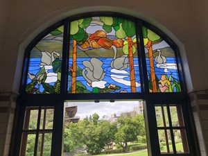 大浴池旁的彩繪玻璃透著美麗的光彩