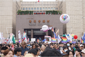 前來共襄盛舉的民眾（徐沁 攝）