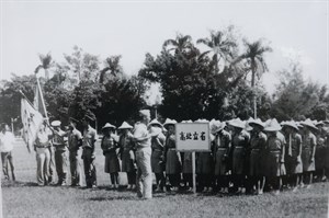 館藏民國60年代北港高中學生行軍前於北港公園集合老照片