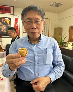 柯文哲吃鱷魚餐包