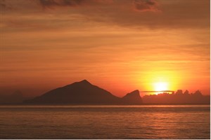 孤懸海外的龜山島是宜蘭特有地景